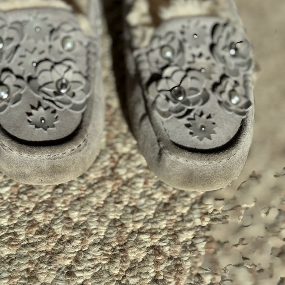 UGG Ansley Petal Top Women's Floral Embellished Moccasins Size 9 - Picture 4 of 9